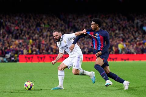 Thua Barca, hậu vệ Real Madrid gây sự với đối thủ 